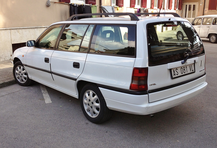 Opel_Astra_F_Caravan_1.7_TDS_Club_rear