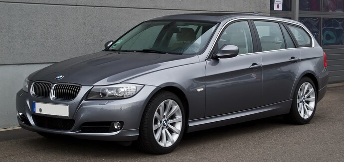 BMW_325i_Touring_(E91,Facelift)–_Frontansicht,_26._Dezember_2013,_Düsseldorf