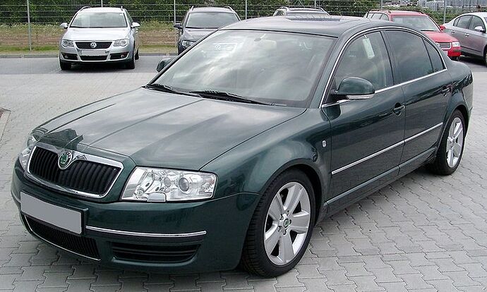 16-19-15-800px-Skoda_Superb_front_20080524