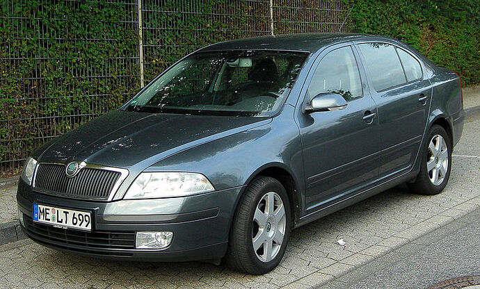 22-09-19-800px-Skoda_Octavia_II_front_20100923