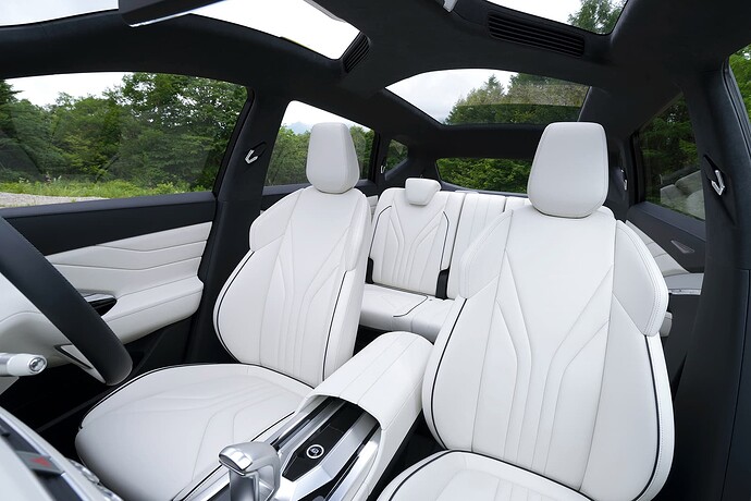 2016-Mitsubishi-XM-Concept-Interior-05
