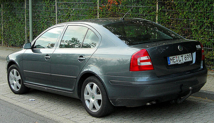 22-09-29-800px-Skoda_Octavia_II_rear_20100923