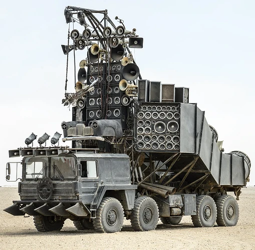 Fury_Road_Doof_Wagon_001