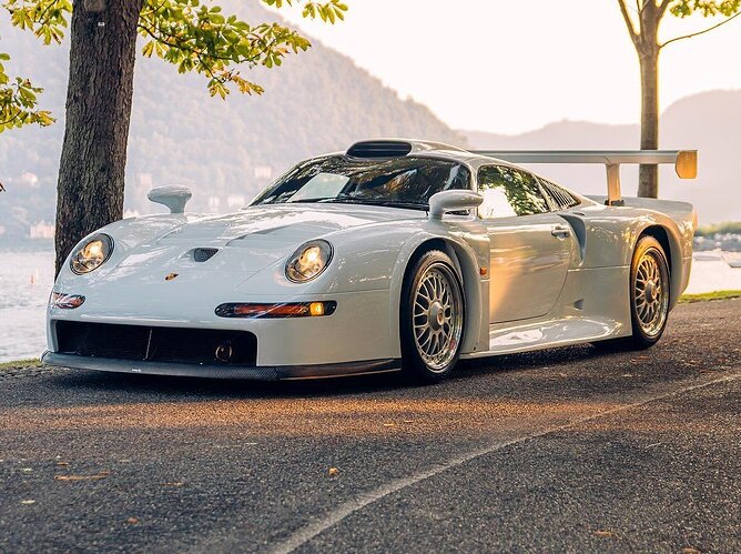 Porsche of the Day - 1997 Porsche 911 GT1 Straßenversion