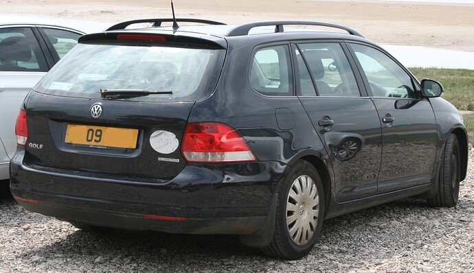 2009_Volkswagen_Golf_Bluemotion_1.9TDI_(Rear)