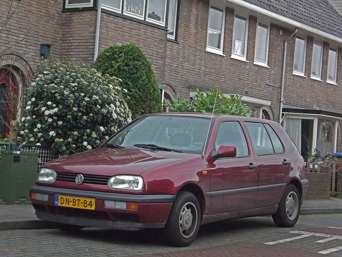 Volkswagen_Golf_1.8_GL_(12614535833)