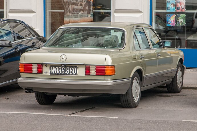 17-41-52-2000px-Mercedes-Benz_W_126_Wien_29_July_2020_JM_(2)