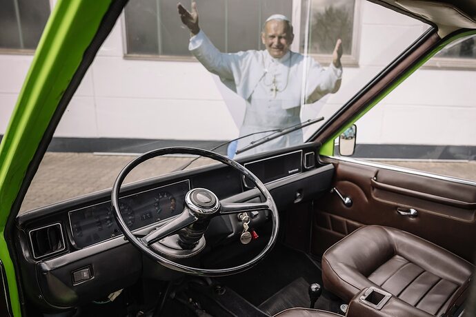 Cockpit-des-Bertone-Visitors-Bus--Im-Hintergrund-vorm-Auto-Papst-Johannes-Paul-3061-6955x4639-f6c4b9946b1646f7