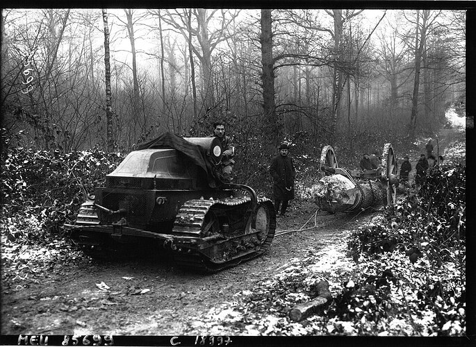 Essais_de_tracteurs_Renault_pour_exploitation_forestière,_1920