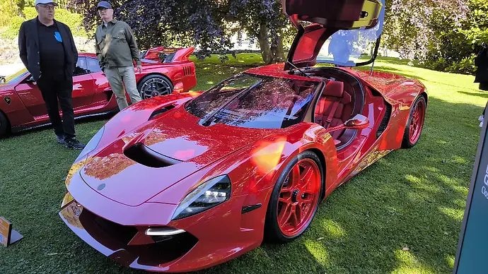 Im-Garten-Villa-d-Este-hat-Capricorn-im-Rahmen-des-Concorso-d-Eleganza-den-Zagato-01-Tutto-Rosso-vorgestellt