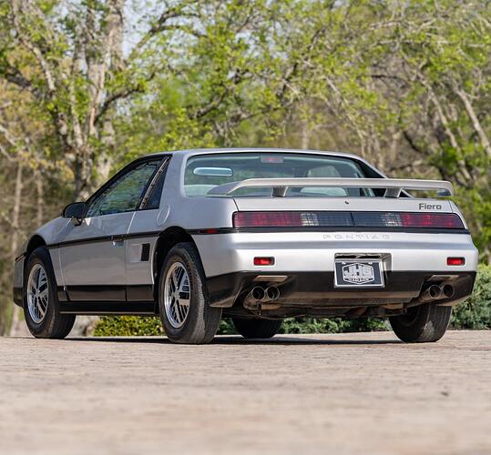 Pontiac-Fiero-SE-12