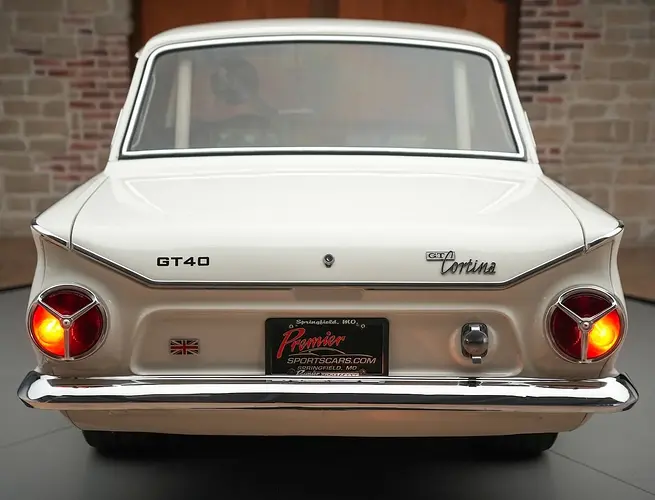 Ford-Cortina-V8-Sleeper-21
