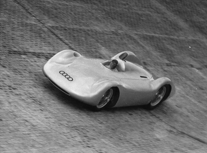 Bernd-Rosemeyer-Streamliner-Testing-AVUS-curve-106889567-1536x1135