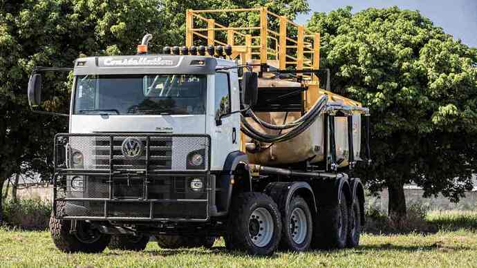 VW_Constellation_8x4_1-1