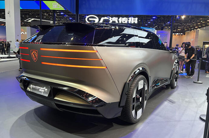 peugeot_concept_8_suv_rear