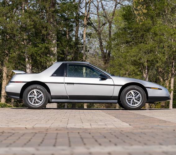 Pontiac-Fiero-SE-19