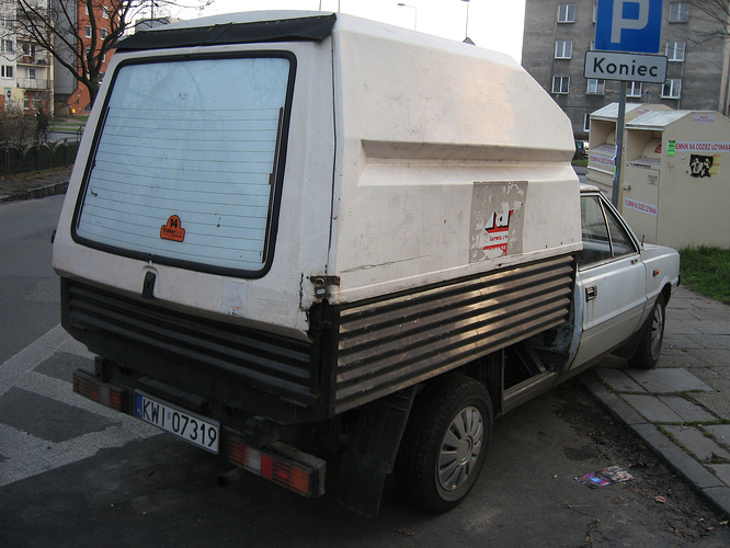 FSO_Polonez_Truck_produced_between_1989_and_1992_on_Ignacego_DaszyΕskiego_avenue_in_KrakΓ³w_(2)