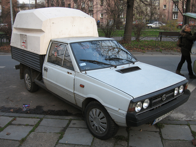 FSO_Polonez_Truck_produced_between_1989_and_1992_on_Ignacego_DaszyΕskiego_avenue_in_KrakΓ³w