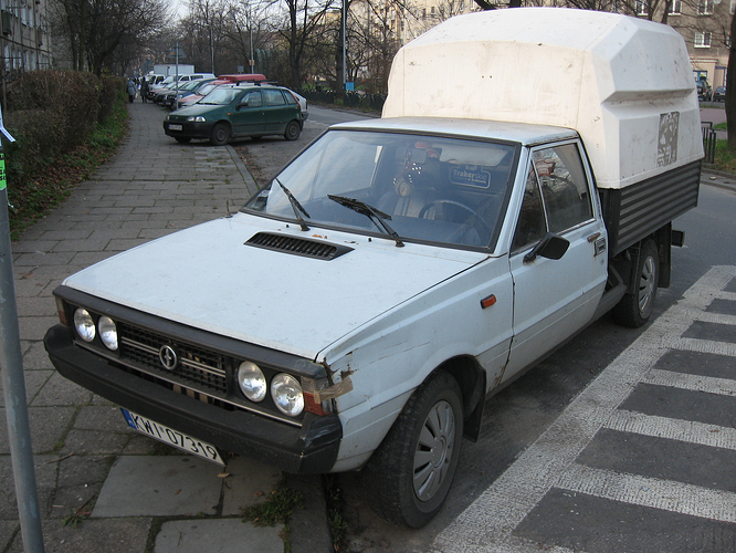FSO_Polonez_Truck_produced_between_1989_and_1992_on_Ignacego_DaszyΕskiego_avenue_in_KrakΓ³w_(1)