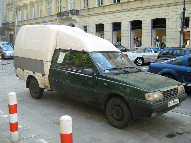 1996_Polonez_Truck_1.6i_green_in_Warsaw_f