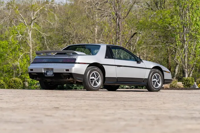 Pontiac-Fiero-SE-20-1536x1024
