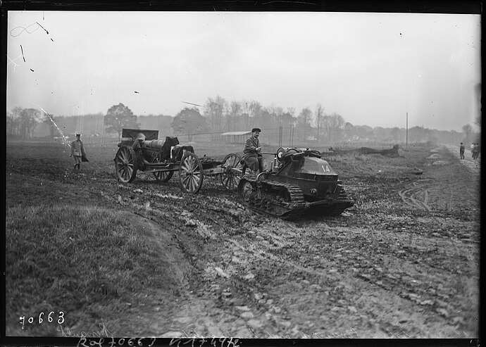 Un_tracteur_Renault_à_Satory,_concours_de_poids_lourds_militaires,_12-12-1921