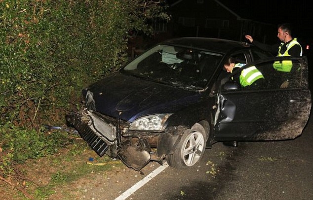 driver-crashes-ford-focus-flees-the-scene-leaves-son-behind-128328_1