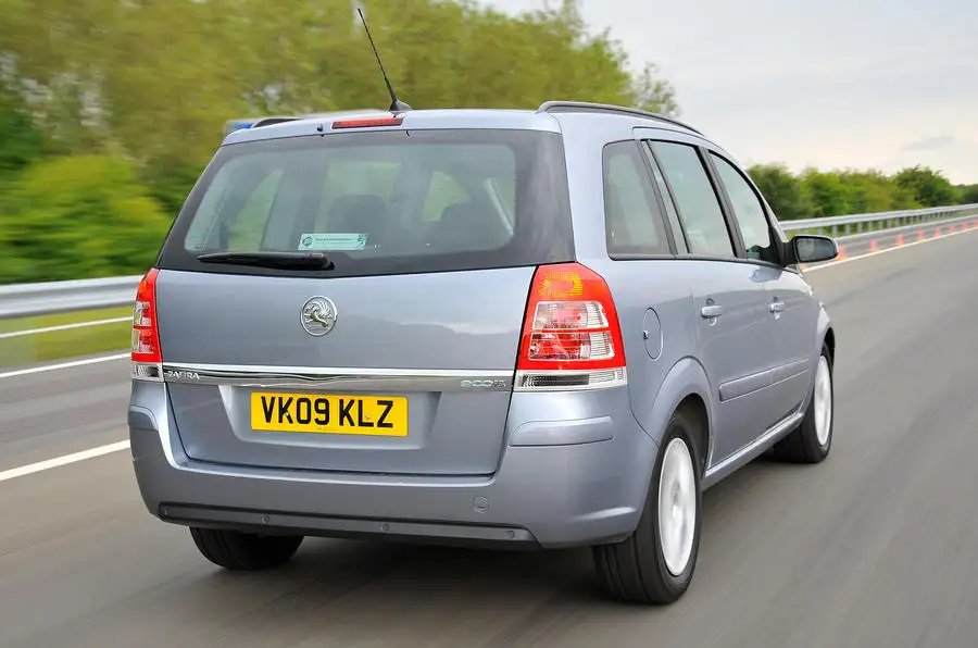thumbnail image 2 of JVL Fully Tailored Black Rubber Car Mats For Vauxhall Zafira B 2005-2014 (4-Piece Set) RHD 2 of 6